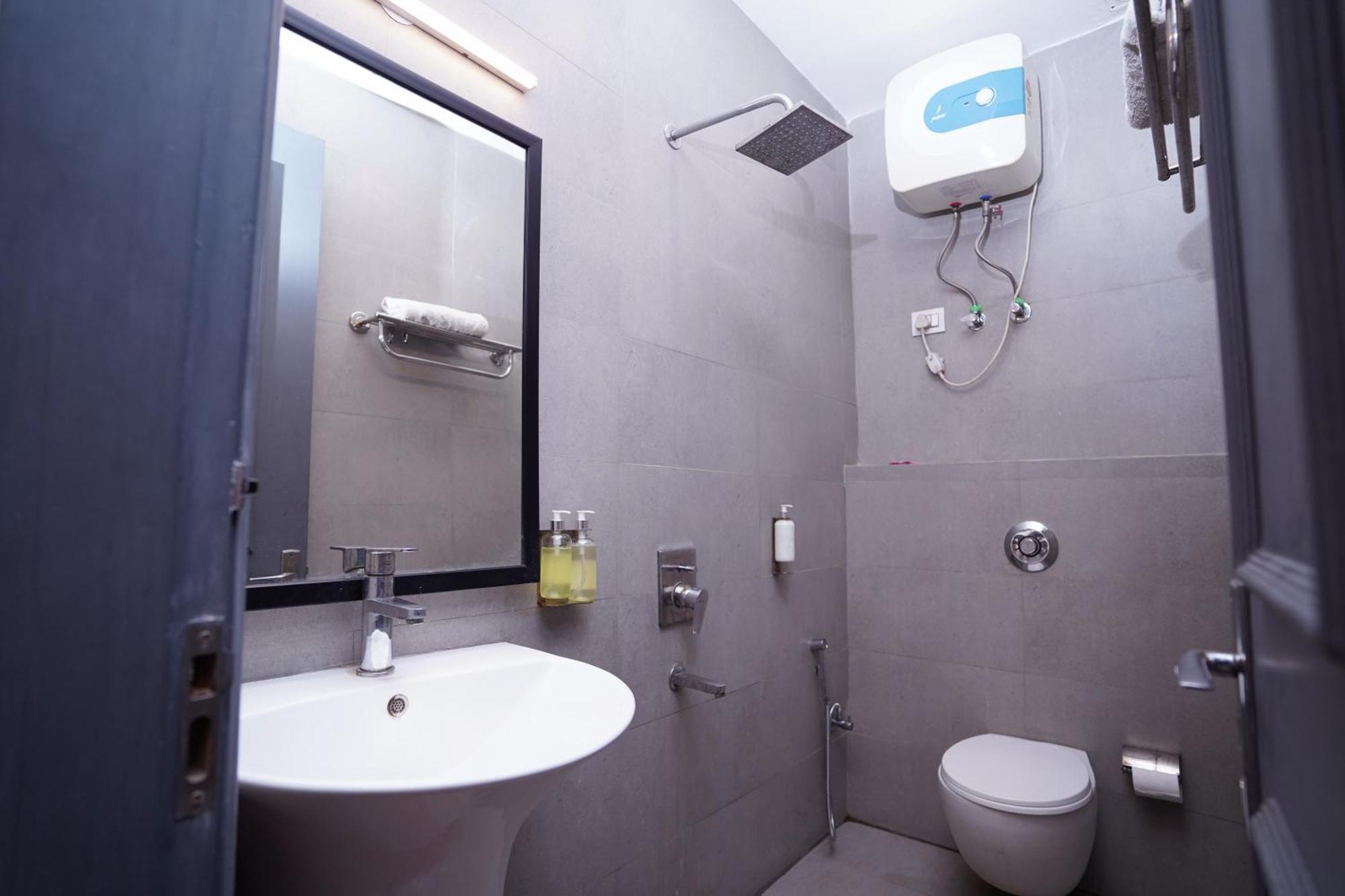 Hotel Mira Residency- Outer Ring Road, Paschim Vihar Delhi  Exterior photo